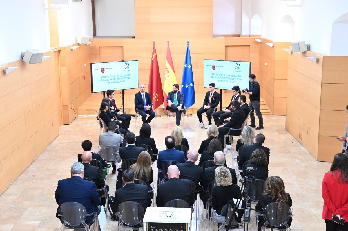 Nuestra apuesta por la Formación Profesional y la calidad de la enseñanza que se imparte tiene su reconocimiento: récord histórico de medallas para la #RegióndeMurcia en @Spainskills_fp. Hoy he recibido a los alumnos ganadores y a sus profesores. La FP tiene mucho futuro.