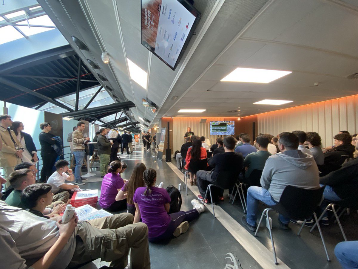masallafirewall's tweet photo. Algunas fotos de grandes ponentes ayer durante el #MundoHackerDay24 de @mundohackertv, @NN2ed_s4ur0n @RadioHacking @cloureiro80 @javiespejo @simonroses 
 
Sin duda un evento que cada año repetimos, lleno de #comunidad, #hacking, conocimiento y si, también risas 🤘💻. Así sí!! https://t.co/GClbrwELBf