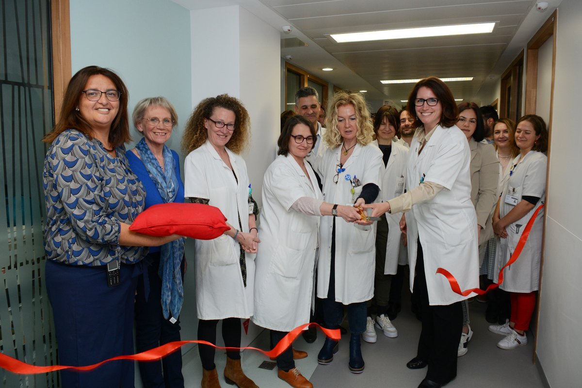 📢 La médecine oncologique de @GustaveRoussy fait peau neuve ! À l'image des autres services de l'institut, les travaux de rénovation prennent fin et les patients sont de retour dans le service du 7ème étage. Une inauguration avec les membres du département et de la Direction.