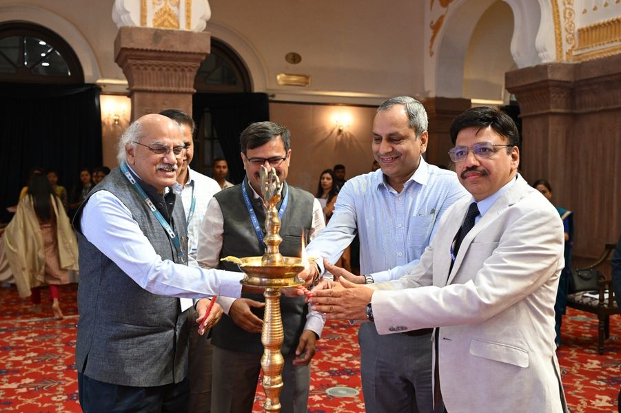समर्थ भारत कॉन्क्लेव 2024 की शुरुआत  "दीप प्रज्वलन " और "सरस्वती वंदना" के साथ किया गया। साथ ही अपने गणमान्य अतिथियों का स्वागत भी किया गया।
#AISECTforViksitBharat #SamarthBharatConclave #NCSDE #SkillDevelopment #financialinclusion