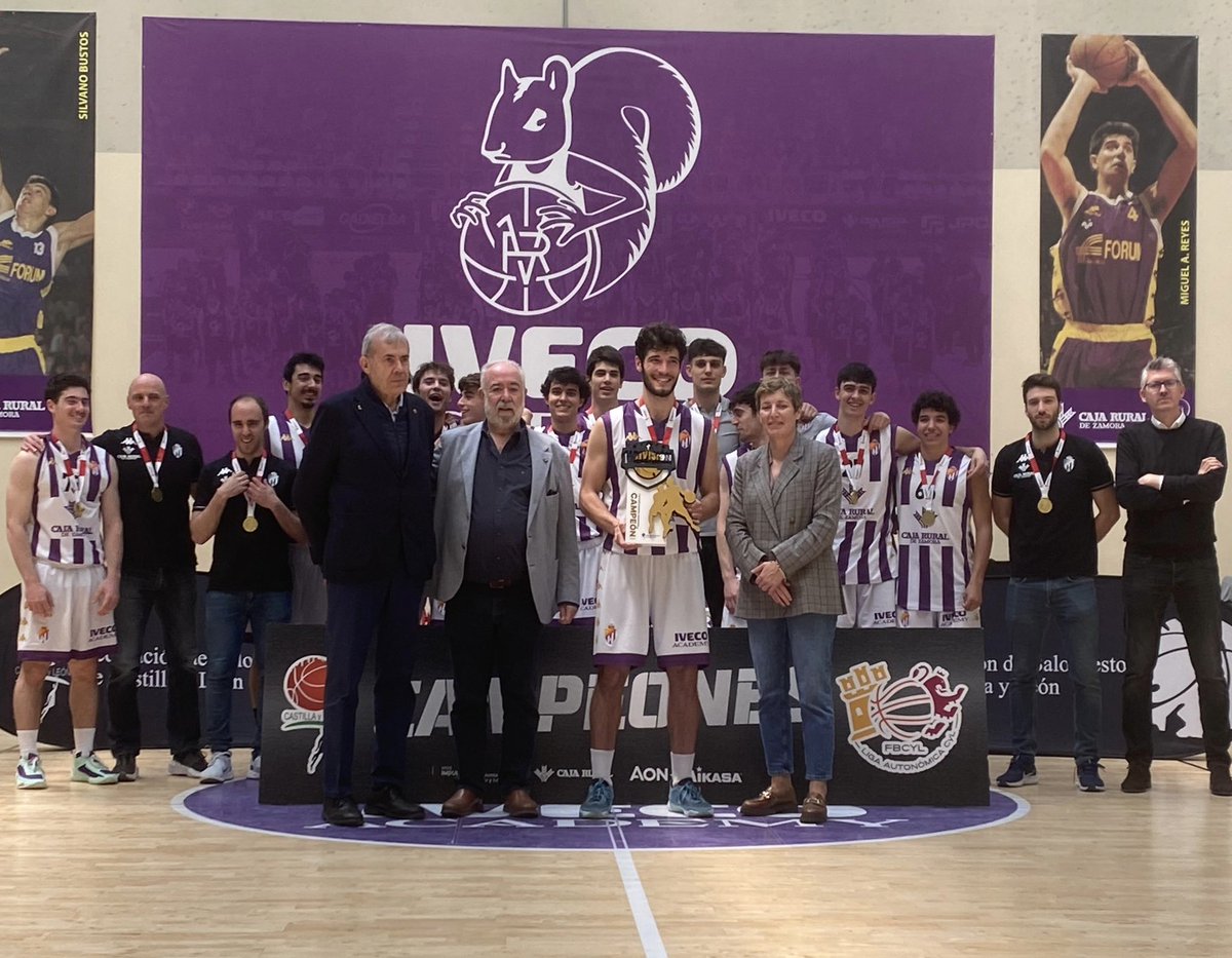 FBCyL's tweet photo. 🏆 ¡@RVBaloncesto campeón de primera división masculina! ⛹️‍♂️

@eaguilar10, presidenta de @BaloncestoESP ha hecho entrega del trofeo junto con Óscar Castañeda, presidente de la #FBCyL 👏 https://t.co/BnUiCQHUw0
