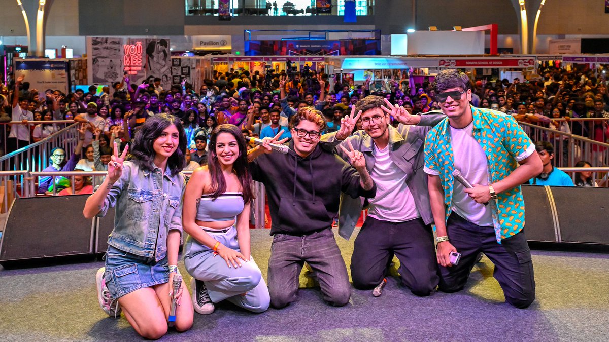 GoogleIndia's tweet image. Thinking about the ✨ bot special ✨ memories we made at #AndroidLand 📍 #MumbaiComicCon

💚 Skateboard-ed for points on Circle to Search &amp;amp; tried to top the table on Tap to Pay games
💚 Played BGMI with #TeamAndroid and lost 🥹
💚 Took all these pictures to share with you 🥰