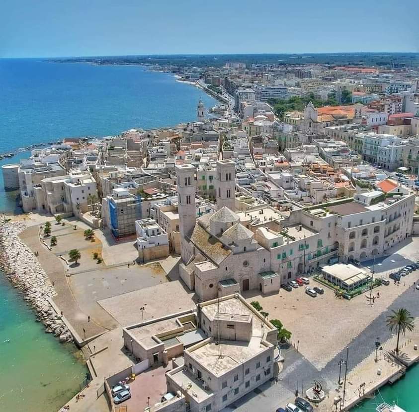 **Costa Barese del Mare Adriatico** Veduta Panoramica di Molfetta. 🌳🏚️🏠🏫🌴🔔⛪✝️🌴🏰⛲🌴🏚️🏩🌊🛳️🛥️⚓🚢🚣🧭⛴️🐡🦈🐟🐠🌊