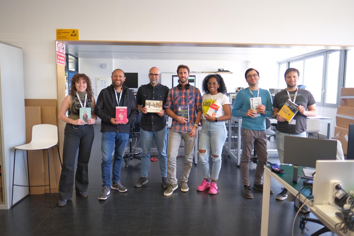 🌹 Happy Sant Jordi🌹 At Quside, we are celebrating St. Jordi's Day today. All Qusiders have received their books, and there's a wide diversity of tastes. Thank you very much, team, for the thoughtful gesture; reading enriches us. 📖 What book did you give as a gift today?