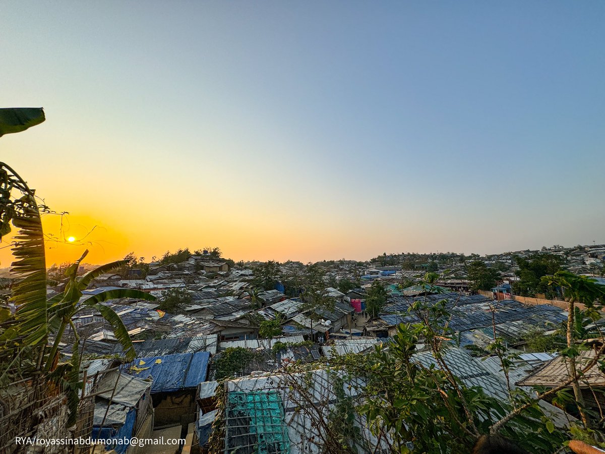 The hour that never disappoints any photographer. #sunsetlovers #streetphotography #evening #goldenhour #campview #refugeestories #goldenhour #yassindairy #refugeestories #rohingyatographer