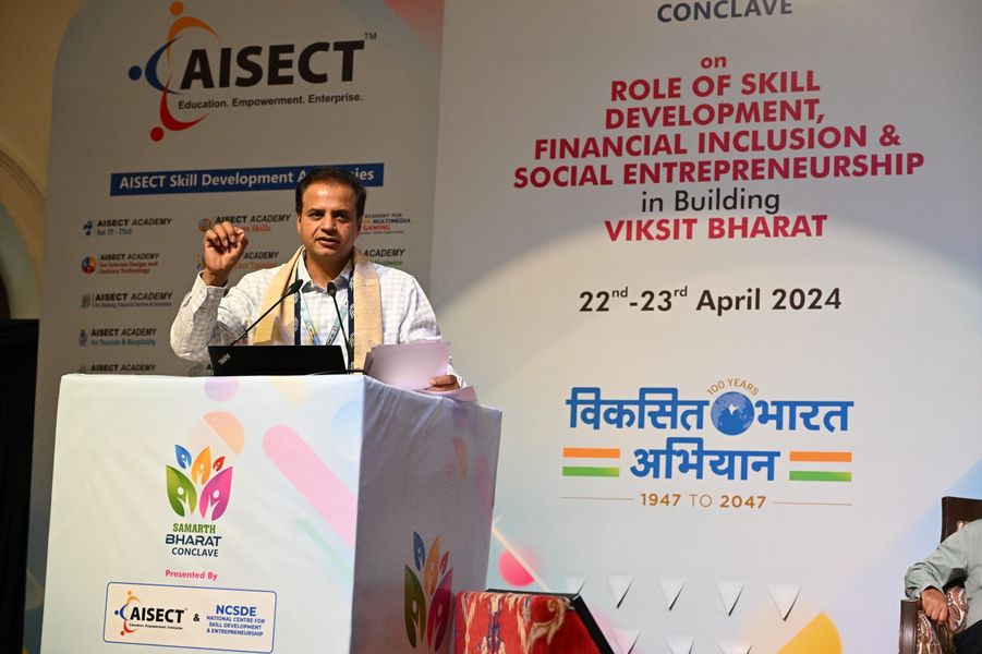 समर्थ भारत कॉन्क्लेव  2024 में डॉ. सिद्धार्थ चतुर्वेदी, कार्यकारी उपाध्यक्ष, ने #AISECT की ओर से स्वागत भाषण दिया। जहाँ कौशल विकास, वित्तीय समावेश और सामाजिक उद्यमिता के क्षेत्र में कैसे भारत को हम विकसित राष्ट्र बनाने  में हम अपना योगदान दे। इस विषय की आधार शिला रखी।
 #AISECT