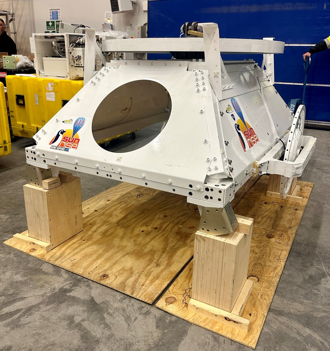Sunrise_III's tweet photo. Making progress! While members of the #Sunrise_III team from @MPSGoettingen are preparing the telescope under the clean tent for the next flight, the gondola is also beginning to take shape. https://t.co/rXzHZ2tdKI