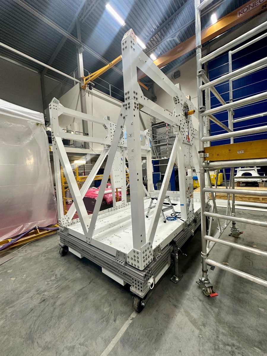 Making progress! While members of the #Sunrise_III team from @MPSGoettingen are preparing the telescope under the clean tent for the next flight, the gondola is also beginning to take shape.