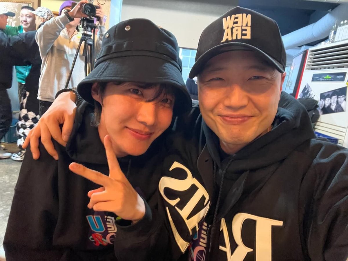 a new photo of maknae hobi with a neuron hyung 😭