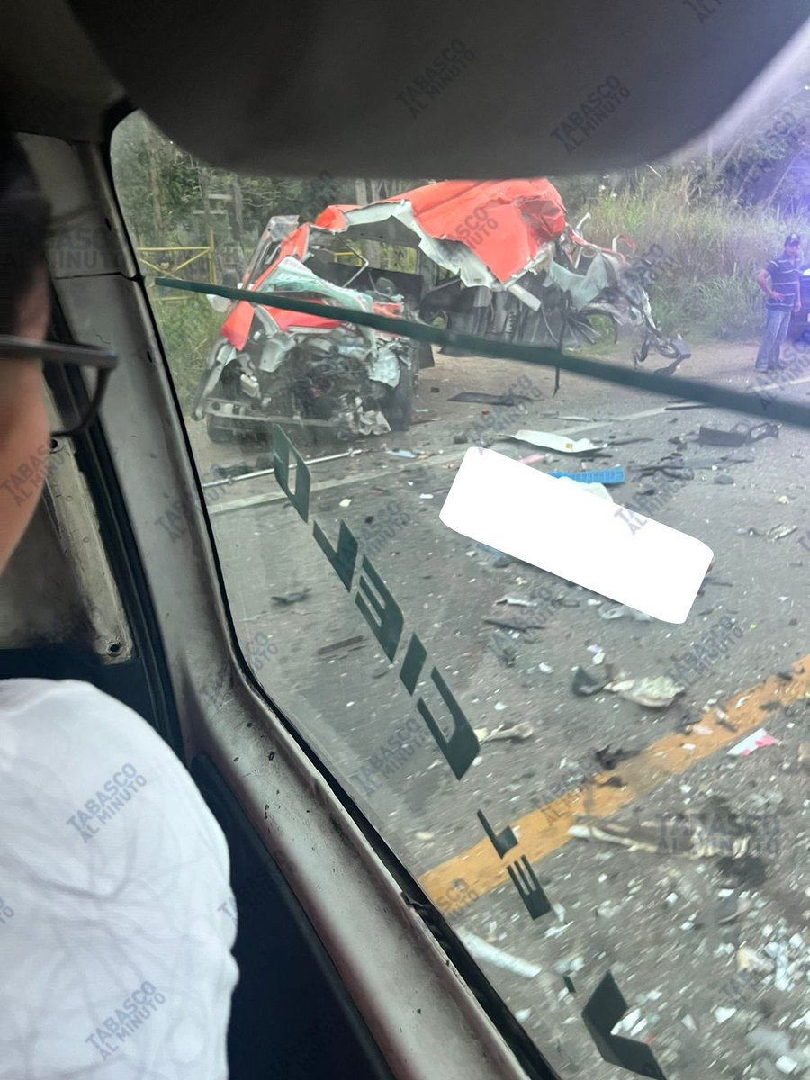 #AlMinuto | Reportan choque de vehículos de transporte público en la vía #Villahermosa - #Teapa, a la altura del km 21 por el Fracc Bicentenario.

Hasta el momento el saldo es el deceso de uno de los choferes.