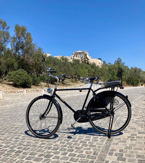 Hello sunshine ☀ Glorious photo from Athanasios, taking in the #Parthenon in #Athens on his new #Pashley #Roadster! ⭐Yes, we do ship our bicycles all over the world! Our online store offers UK & USA delivery, or you can email commercial@pashley.co.uk for help. #MyPashley