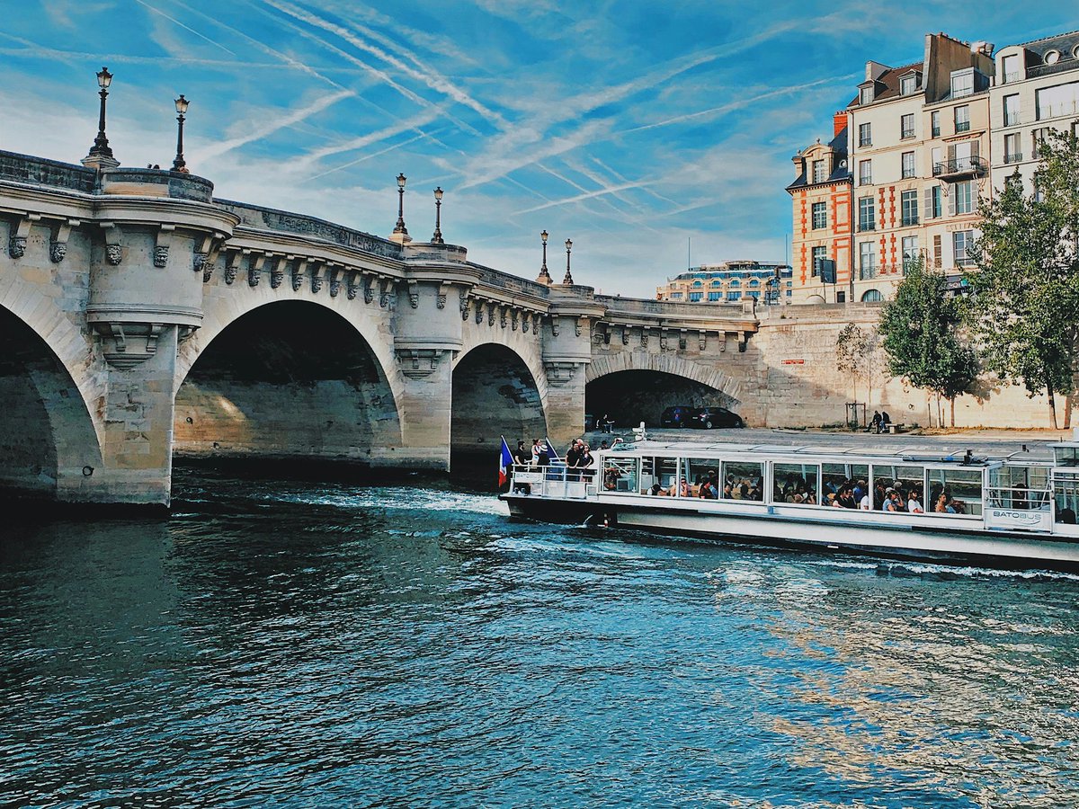 Sunny skies over Pont Neuf...#Paris #Travel #TuesdayVibe #architecture #TuesdayFun #France #Tuesday #Parisjetaime📸 Lisadelarte💖💞