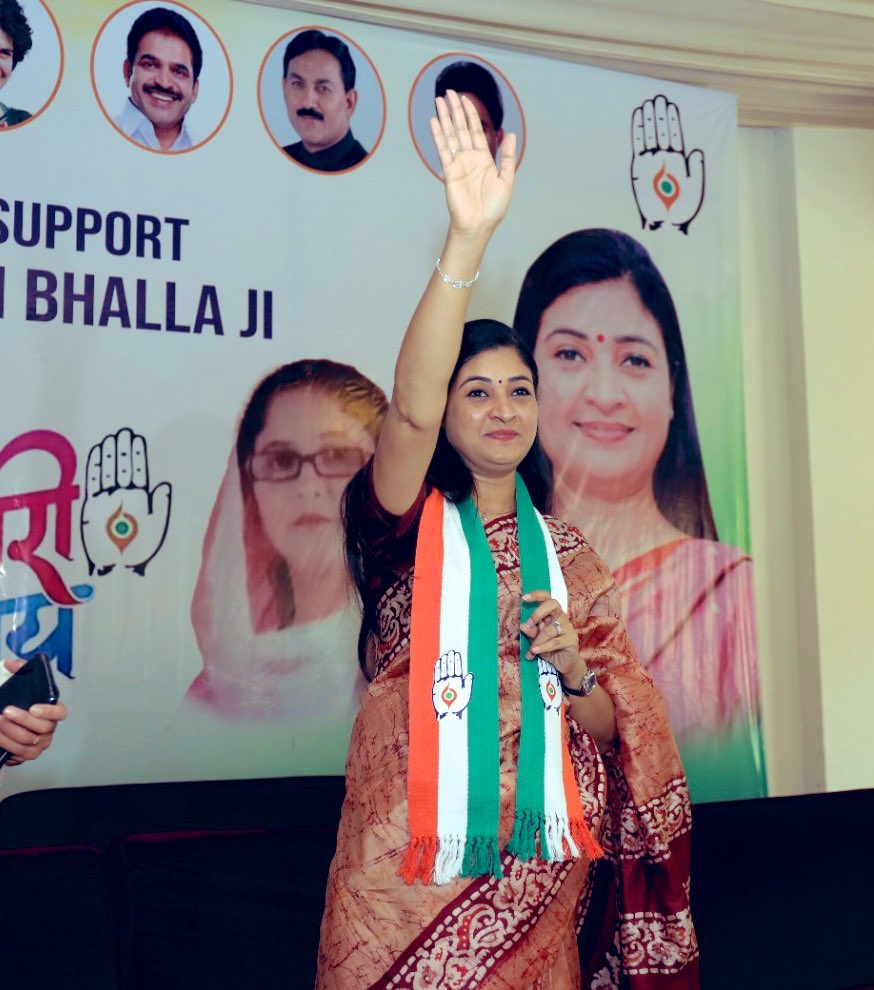 MahilaCongress's tweet photo. आज अखिल भारतीय महिला कांग्रेस की राष्ट्रीय अध्यक्ष @LambaAlka जी ने जम्मू-रियासी लोकसभा क्षेत्र से कांग्रेस प्रत्याशी रमन भल्ला जी के समर्थन में जनसंपर्क के दौरान, जनता को भाजपा सरकार की विफलताओं से अवगत कराया और रमन भल्ला जी के पक्ष में अधिक से अधिक मतदान करने की अपील की।

इस अवसर पर जम्मू-कश्मीर प्रदेश महिला कांग्रेस की अध्यक्ष शमीम रैना जी भी मौजूद रहीं।

हाथ बदलेगा हालात! ✋🏽🇮🇳