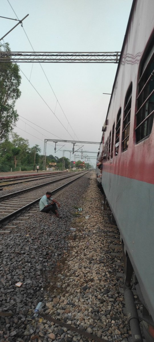 dr_ajaybjp's tweet photo. Kamayani express train no.11072 sevapuri station par 2 घंटे से खड़ी है यात्री गर्मी से बेहाल है @AshwiniVaishnaw जी आपसे विनम्र निवेदन है संबंधित अधिकारियों को आदेशित कर समस्या से निजात दिलाने की कृपा करें @DrmVaranasi @NWRailways @RailMinIndia https://t.co/wQlErrKg7b