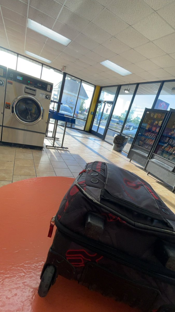 Every raceday should start with 7 am trips to the local coin laundry. Who knew hotels in casinos didn’t have self service laundry rooms? I didn’t! Oh well, only a little more than $15 for 1 load 🥰 Good thing today is gonna be awesome. @HighLimitRacing live on @FloRacing tonight