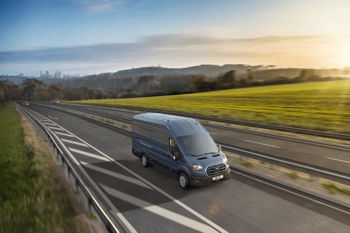 FordNewsEurope's tweet image. #FordETransit - Europe's best-selling electric van - gets a major productivity boost with new #FordPro updates! 🚀

⚡ Faster charging = less downtime
🔋 Bigger battery = more range
💪 Same loadspace = No compromise 

#Ford #ETransit #Update