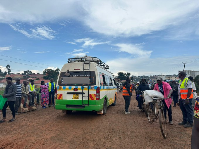 Oluguudo lwe Kyengera oludda e Buddo ku lwe Masaka lugguddwawo oluvannyuma lw’okuddaabiriza ekitundu ky’oluguudo luno ekyayonooneka. Ekitongole ky’ebyenguudo ki @UNRA_UG kitegeezezza nti kati abantu ba ddembe okuyisaako ebidduka byabwe.#BBSKATI Ekif. @UNRA_UG