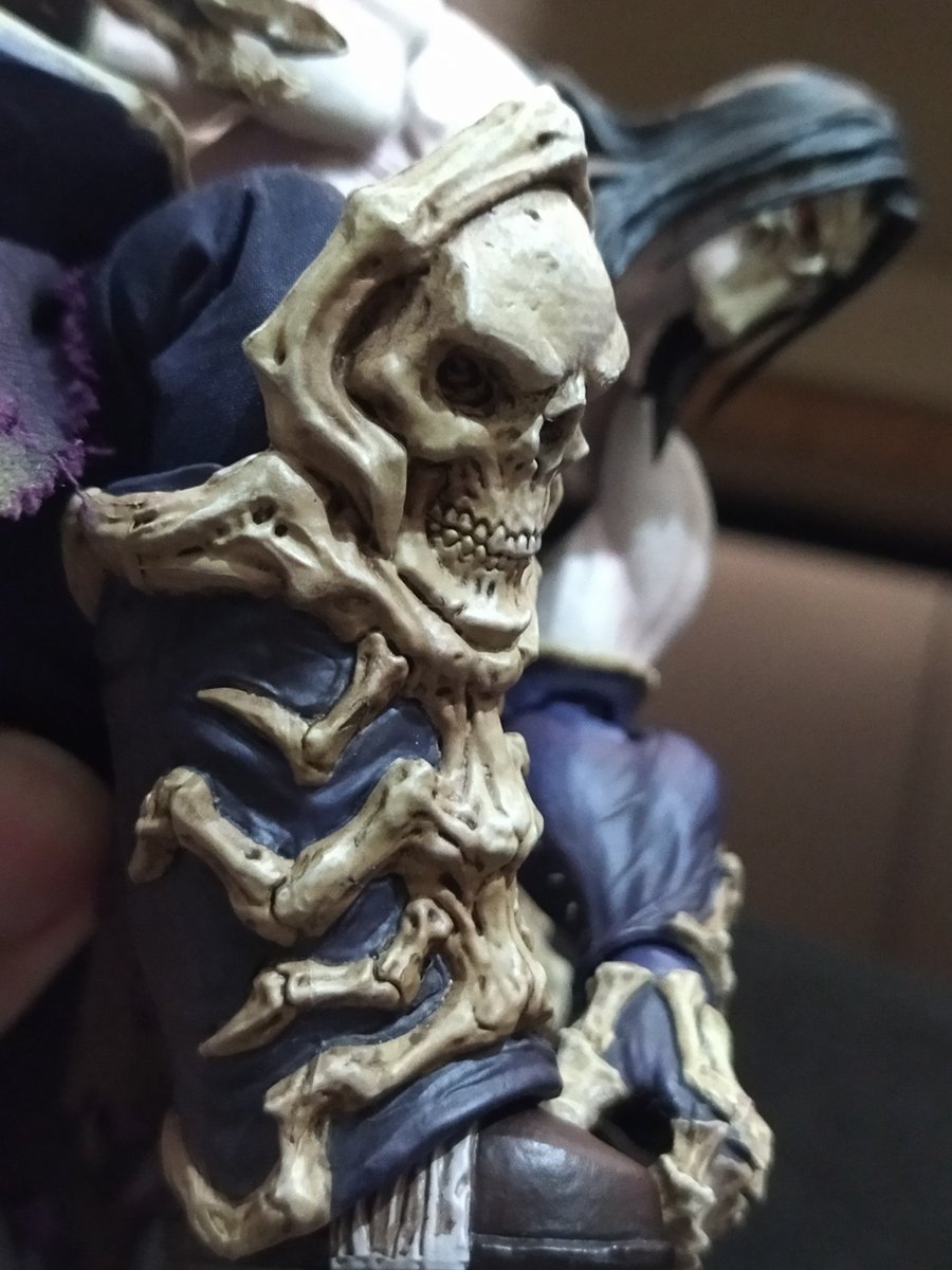 大概是穿上裙甲后可动的极限，脱下裙甲后大腿可以贴胸