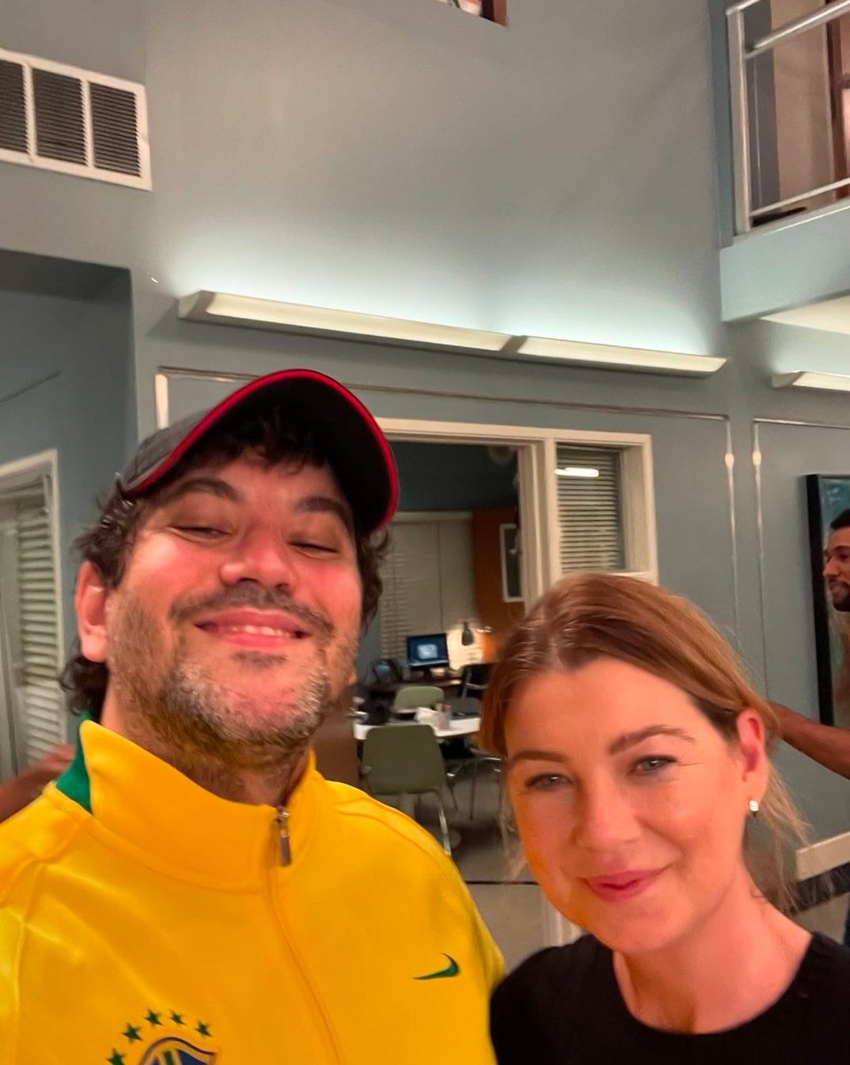 LINDA! Nova/antiga foto de Ellen Pompeo com Beto Skubs no set de #greysanatomy ❤️