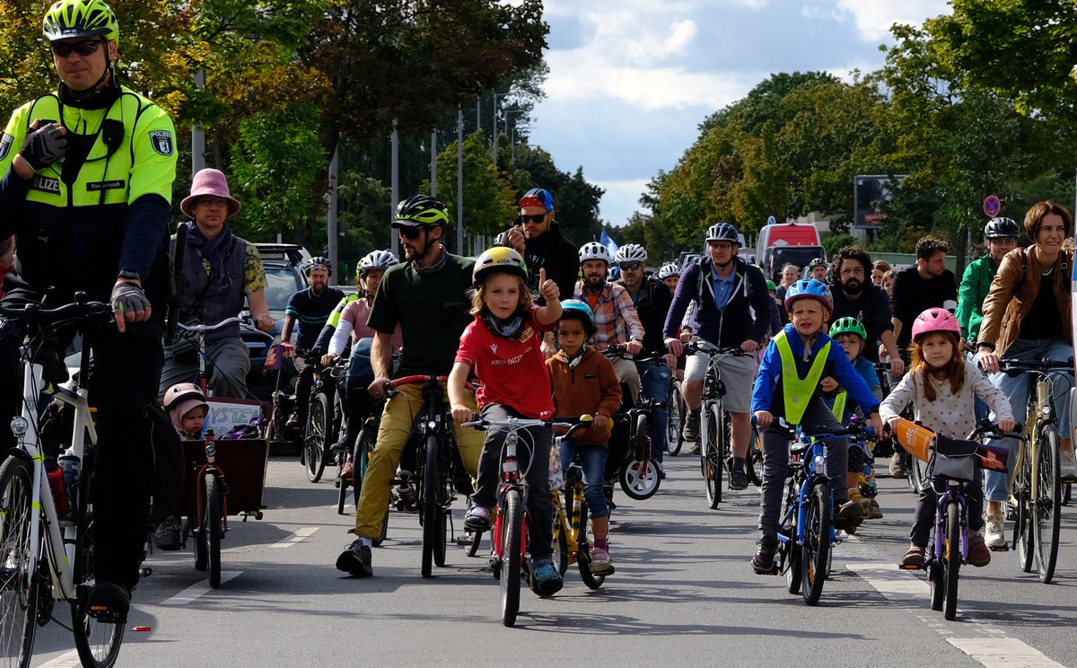 Kinder aufs Rad. Die Kidical Mass kommt. 🥳 Mit sagenhaften 18 Kinder-Fahrrad-Demos an den kommenden zwei Wochenenden rufen die Kinder laut: Ob mit dem Fahrrad oder zu Fuß, ob zur Schule oder zu Freunden, wir wollen sicher und selbstständig unterwegs sein. berlin.adfc.de/pressemitteilu…