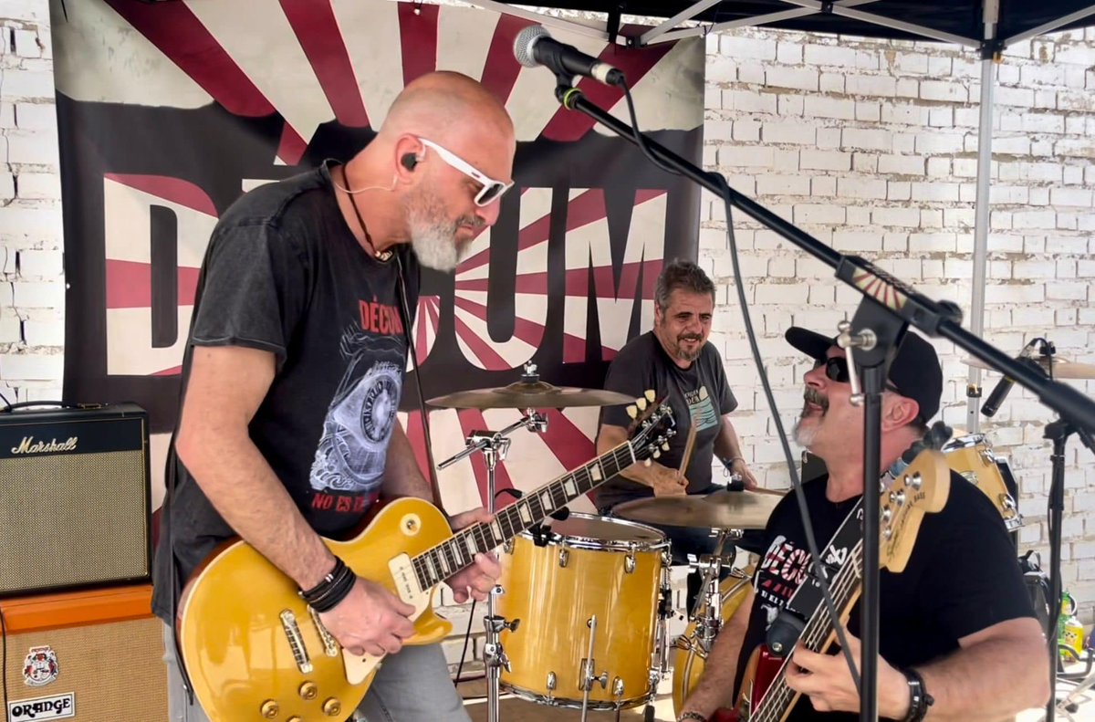 decumrock's tweet photo. De nuevo se hizo la magia. Ni la hora ni el calor fueron un freno para tal derroche de energía y buenas vibraciones.Como explicar lo que sentimos al compartir nuestra música rodeados de tanta gente bonita! Es que hemos estado como en casa.Gracias @Trebufestival #trebufestival2024 https://t.co/UfYVDvje9L
