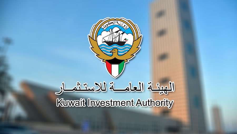 AltowaijriN's tweet photo. قانون 47 لسنة 1982  - قانون برقان المستقبل

صدر قانون 47 لسنة 1982 بإنشاء الهيئة العامة للاستثمار لأغراض واضحة ومحددة بأن 

اولاً: تتولى باسم حكومة الكويت ولحسابها إدارة استثمار المال الاحتياطي للدولة، 

ثانياً: والأموال المخصصة لاحتياطي الأجيال القادمة، 

وهو ما يعتبر سليم ومتقدم من الناحية العملية والواقعية في زمن "كويت العز درة الخليج" لضمان استمرارية الرفاهية وتنويع مصادر ��لدخل لكويت المستقبل، وأبلت الهيئة العامة للاستثمار بلاءً حسن في الاستثمارات المتنوعة بمشارق الكويت ومغاربها حتى وصل عدد الشركات التي استثمرت بها يفوق الـ 200 ألف شركة، وأصبحت الهيئة تصنف من ضمن أكبر 5 صناديق سيادية على مستوى العالم. 

قصة نجاح جميلة ولكن أعتقد أن دور الهيئة في هذه الأيام يجب أن يكون مختلف عن (ايام ال��ز) ولا يقتصر على الاستثمار وتعظيم العوائد على الأصول في ظل استمرارية الدولة بنقل تبعية الشركات الحكومية متواضعة الأداء وجعلها تحت مظلة الهيئة وإنشاء شركات حكومية تابعة وكذلك ايكال مهمة الاستشارات حول المشاريع الضخمة إليها.

ميناء مبارك، مطار الكويت الدولي، المشروعات السياحية، الخطوط الجوية الكويتية، المطاحن، المرافق العمومية، النقل العام، مياه الروضتين، المواشي، محطات توليد الطاقة، كل ما سبق شركات وأنشطة مملوكة أو تدار من قبل الحكومة من خلال الهيئة العامة للاستثمار أو هيئات أخرى، واعتقد - وبيقين عالي جداً -  بأن الهيئة العامة للاستثمار قد سبق وأن استث��رت بشركات لها أنشطة متطابقة مع الأنشطة والشركات الحكومية المذكورة. 

فأما آن الاوان للهيئة أن تغير من استراتيجية الاستثمار المالي المتحفظ، الصامت، الغير مبادر الى استراتيجية الاستثمار المالي المشروط بنقل المعرفة وتوطينها ونقل الخبرات إلى هذه الشركات و��لمشاريع والأنشطة لضمان تشغيلها على أفضل المستويات وبأعلى المعايير العالمية وتأهيل قيادات شابة ومطلعة وقادرة على مواكبة سوق العمل العالمي وخلق كيانات جديدة عالمية تنافس الشركات العالمية تنتهي بإدراجها في الأسواق الكويتية لجلب رؤوس الأموال والمستثمرين؟ 

فما قامت به مؤسسة البترول اكبر مثال على خلق ذلك الكيان من خلال إنشاء شركة البترول العالمية  Q8،  التي يتفاخر الكويتيين بها كلما زاروا الدول الأوروبية ويحرصون على التزود بالوقود منها.

ما حصل من توقيع مذكرة اتفاق بخصوص مشروع طريق التنمية الذي تم بين تركيا والعراق وقطر والإمارات، هو نتيجة التقاعس والتبلد ��الكسل الحكومي الناتج عن عدم الاستقرار على مستوى الإدارة التنفيذية وانعدام الرؤية على مستوى المؤسسات المعنية وفقدان حس المسؤولية والتمسك بالمناصب والكراسي والانشغال بتوافه الأمور والحرص على تطبيق اللوائح العقيمة أكثر من الوصول ��لنتائج العظيمة.