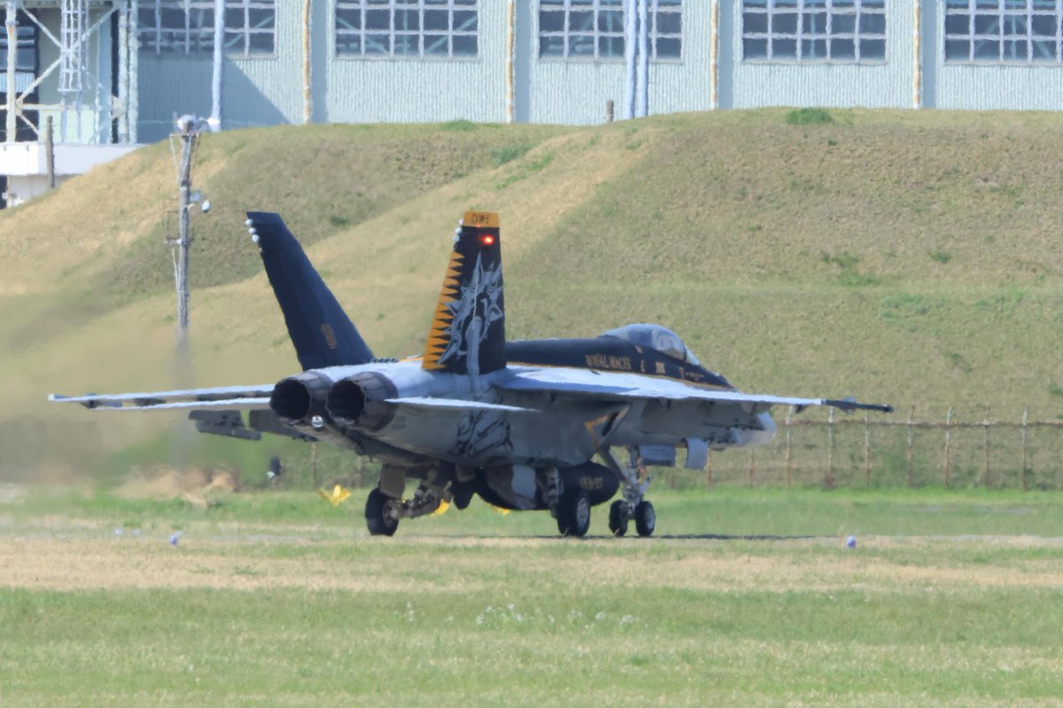 sun1125buddy's tweet photo. ⭐厚木基地日米親善春祭り
前日フライイン　2024/4/19⭐

メイス着陸3-3
ランチェン後も移動が困難なために同じ所で撮影しましたが、
この場所で可能な限り頑張って撮りました♪

VFA-27 ロイヤルメイス
F/A-18E/168363

#厚木基地
#VFA27
#RoyalMaces https://t.co/MX5dduBIZD