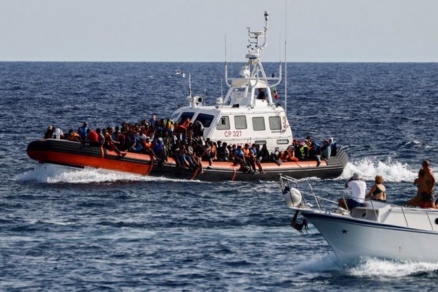 📍 Tunus sahil güvenliği, İtalya'nın güneyindeki Lampedusa adasına ulaşmaya çalışan 19 göçmenin cesedini kurtardı