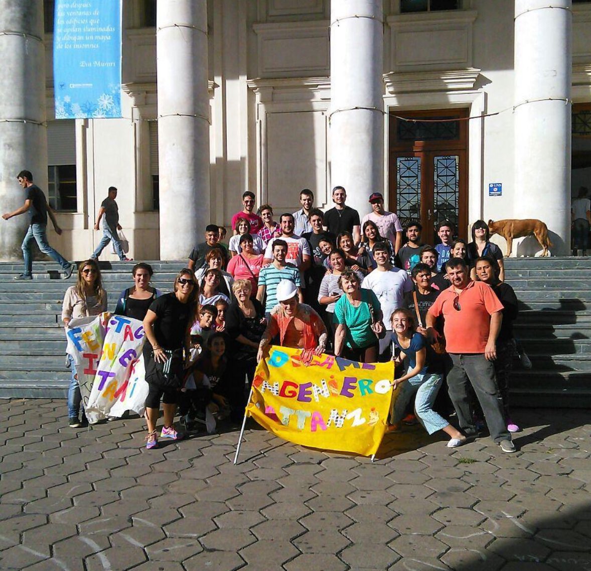 Unmontonbb's tweet photo. cuando tenia 16 vi a la Universidad Pública darle a mi familia su primer universitario. Hoy se marcha por todas las universidades publicas del país y por todas esas familias que vieron realizado un sueño gracias a ellas https://t.co/Vi3WpnLNCM
