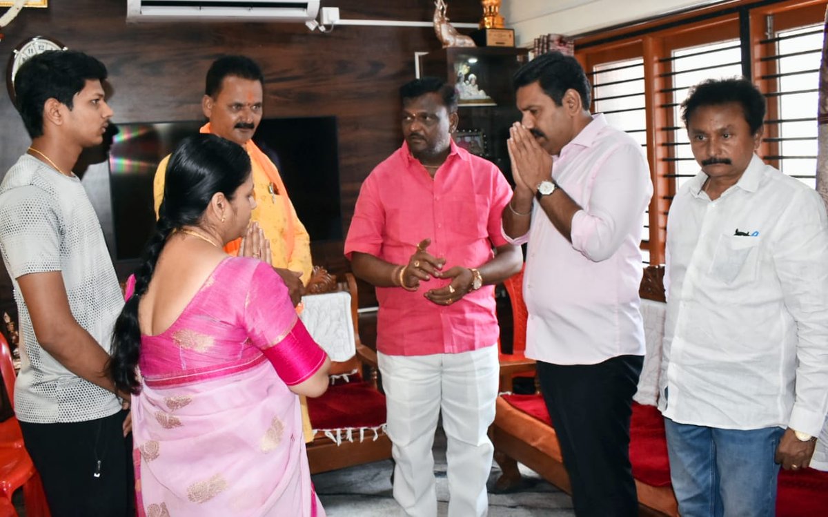 BJP4Karnataka's tweet image. ರಾಜ್ಯಾಧ್ಯಕ್ಷರಾದ ಶ್ರೀ @BYVijayendra ಅವರು ಹುಬ್ಬಳ್ಳಿಯಲ್ಲಿ ಮತಾಂಧನಿಂದ ನಿರ್ದಯವಾಗಿ ಹತ್ಯೆಗೀಡಾದ ನೇಹಾ ಹಿರೇಮಠ್ ಅವರ ನಿವಾಸಕ್ಕೆ ತೆರಳಿ ಅವರ ಕುಟುಂಬಸ್ಥರಿಗೆ ಸಾಂತ್ವನ ಹೇಳಿದರು.  

ಈ ಸಂದರ್ಭದಲ್ಲಿ ಶಾಸಕರಾದ ಶ್ರೀ @MTenginkai ಮತ್ತು ಪ್ರಮುಖರು ಉಪಸ್ಥಿತರಿದ್ದರು.

#JusticeForNeha