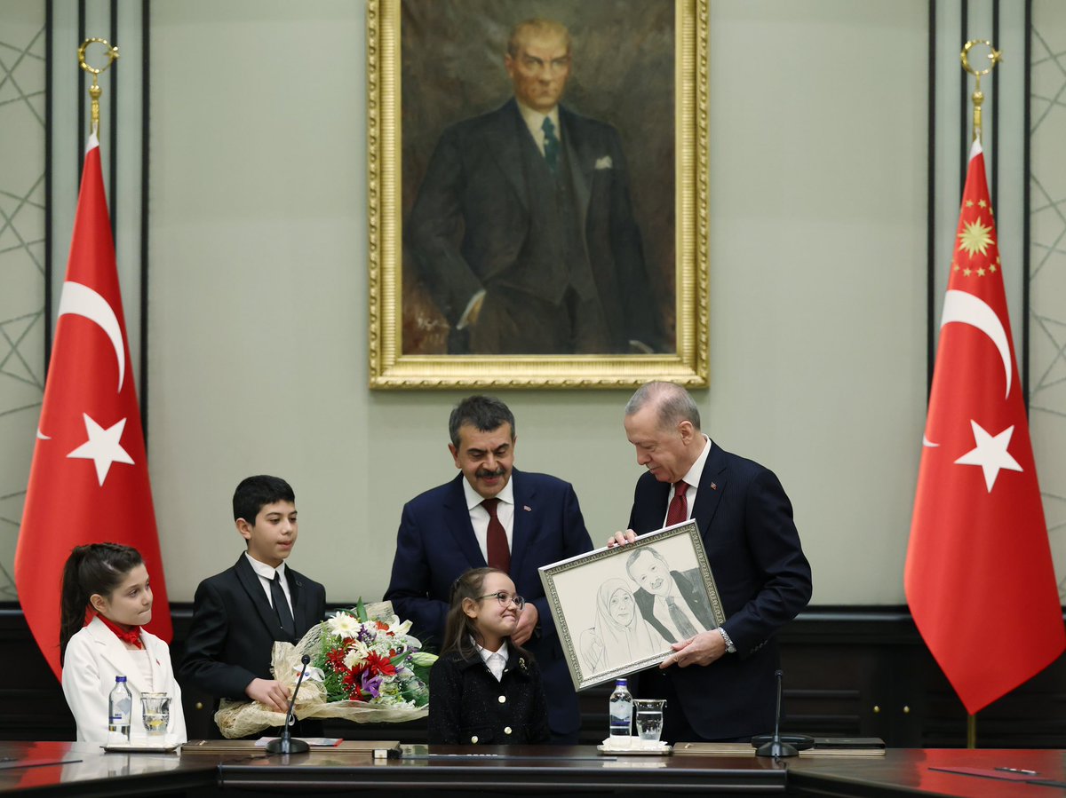 Cumhurbaşkanımız @RTErdogan, 23 Nisan Ulusal Egemenlik ve Çocuk Bayramı dolayısıyla Millî Eğitim Bakanı Yusuf Tekin ve beraberindeki çocukları Cumhurbaşkanlığı Külliyesinde kabul etti.