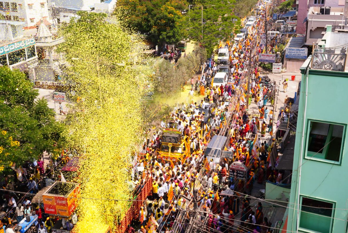 గుడివాడ పసుపుమయం  🔥💛✌️
#VenigandlaRamu
@RamuVenigandla