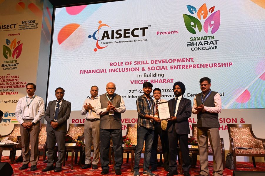 आईसेक्ट द्वारा फिनांशियल इन्क्लूज़न के क्षेत्र में उत्कृष्ठ कार्यें करने वाले CSPs को समर्थ भारत कॉन्क्लेव में सम्मानित किया गया
#AISECT #AisectforViksitBharat #SamarthBharatConclave #National_Conference2024 #NCSDE #SkillDevelopment #FinancialInclusion #bankingservices
