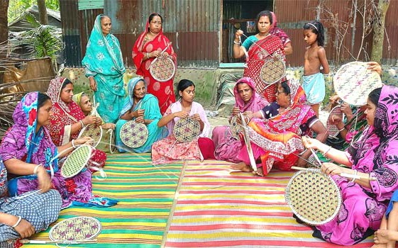 ভ্যাপসা গরমে নিকলীর তালপাখার বেড়েছে কদর