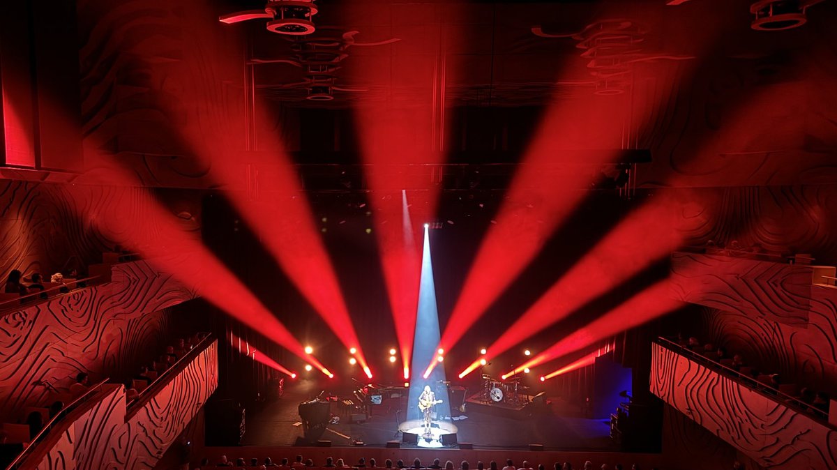 TacHead aka @adidazzlers.bsky.social (@adi_dazzlers) on Twitter photo Performance to match the venue - stunning.
<a href="/beth_orton/">Beth Orton</a> with a great band and boss support from BATTS Performance to match the venue - stunning.
<a href="/beth_orton/">Beth Orton</a> with a great band and boss support from BATTS