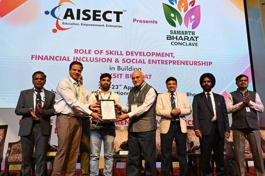 आईसेक्ट द्वारा फिनांशियल इन्क्लूज़न के क्षेत्र में उत्कृष्ठ कार्यें करने वाले CSPs को समर्थ भारत कॉन्क्लेव में सम्मानित किया गया|
#AISECT #AisectforViksitBharat #SamarthBharatConclave #National_Conference2024 #NCSDE #SkillDevelopment #FinancialInclusion #bankingservices