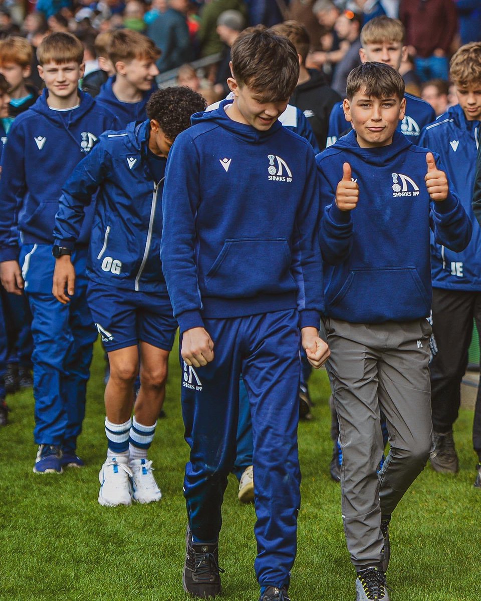 🦈 Great to see @SaleSharksRugby, welcome all the @salesharksacademy DPP players and coaches to the pitch on Sunday. 📸 Fantastic photograph of @ScarisbrickHall Year 9 pupils, Heath, Henry & Brodie as they walk round the pitch.