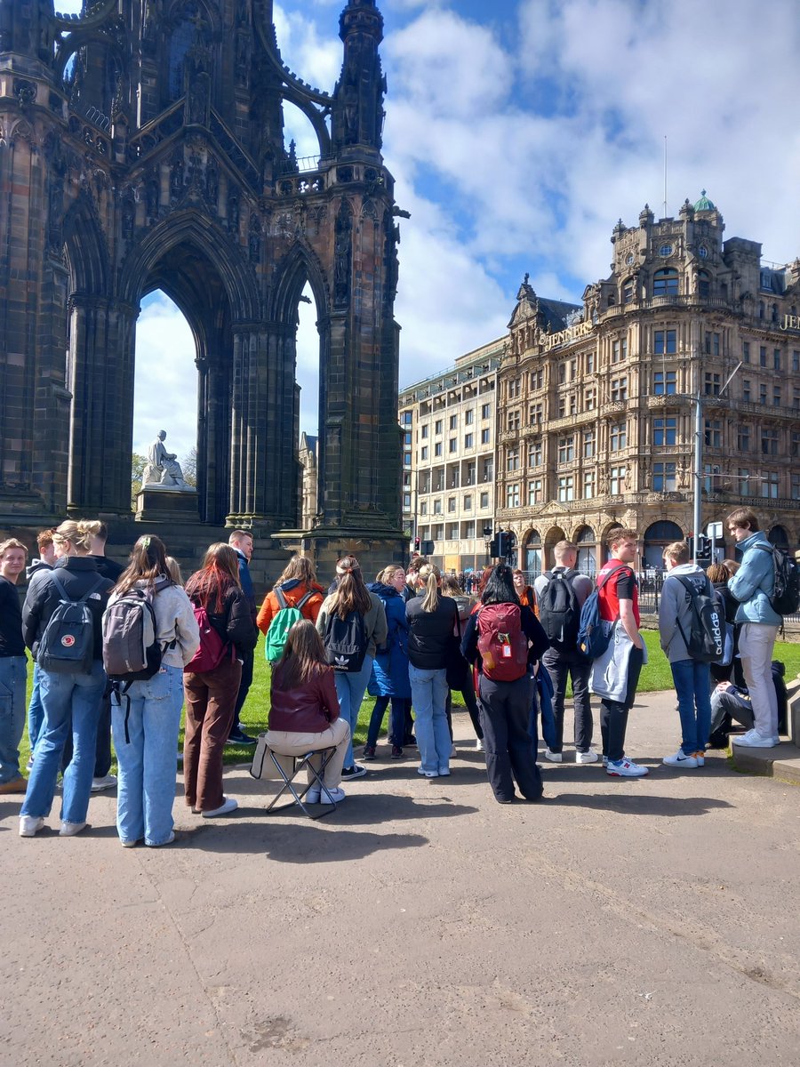 Second year @YSJGeography students enjoying the sunny sights of Edinburgh. Thankyou @robervalborox for the urban green space walking tour ☀️ @DrPaulineCouper @YSJHUM