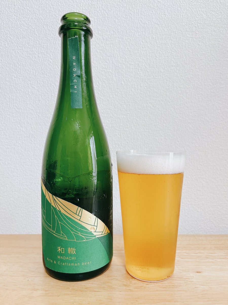 WP19san's tweet photo. 今日のビール🍻

籠屋ブルワリーの和轍

吉野杉の木桶で醸したビール。スタイルはゴールデンエール。上品な香りがする。

前に籠屋のブルワーさんと話す機会があり木桶は管理が難しいが日本のビールの代���的なスタイルにしたいと話されていた。そういう想いがあるのはいいね🌲

 #クラフトビールの日 https://t.co/uy9F7zL45M