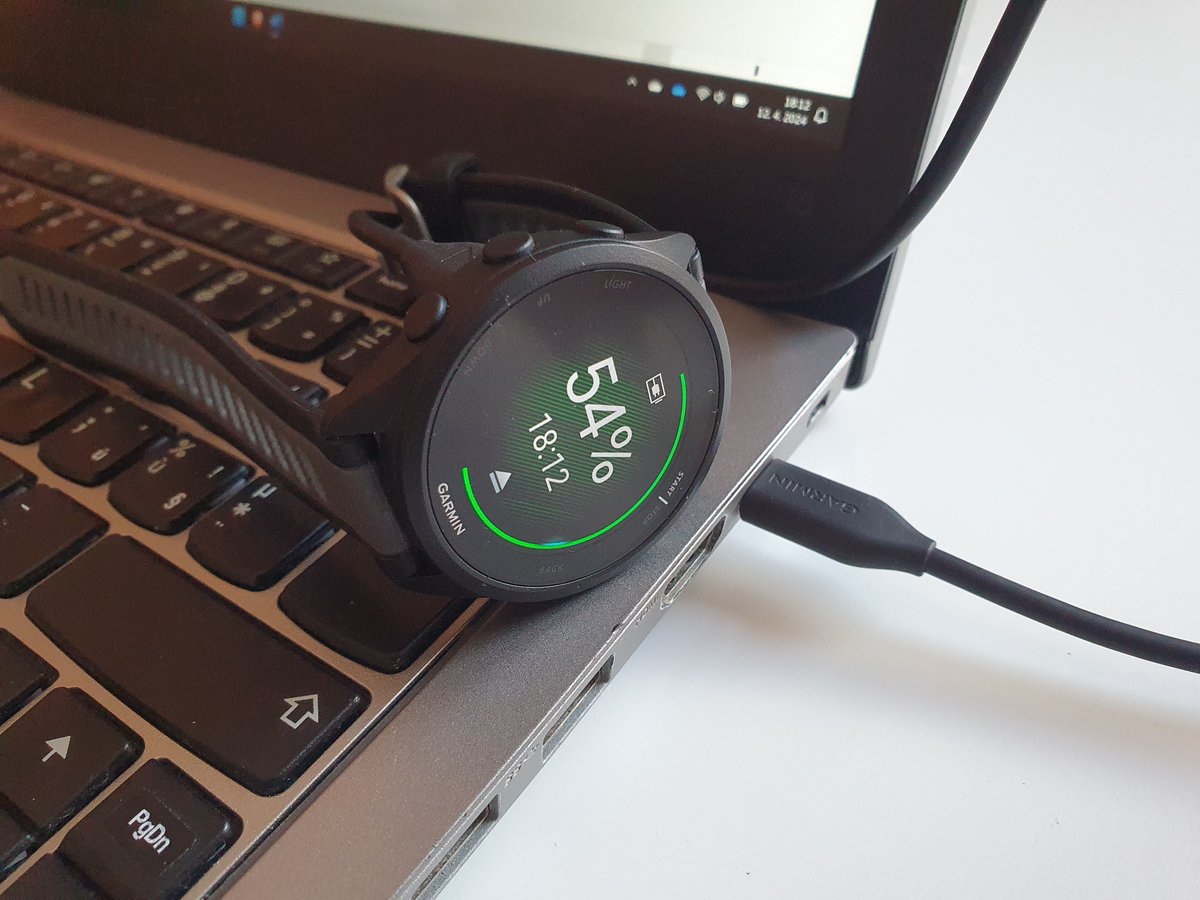 ITmixCZ's tweet photo. Hodinky ⌚ Garmin Forerunner 165 zaujmou vynikajícím pohodlím a kvalitním displejem, který poskytuje jasné zobrazení. 

Jsou ideální pro sportovní aktivity - nabízejí:
👟 pokročilé běžecké metriky
🗺️ navigaci

Více naleznete v naší recenzi 👉 
https://t.co/eoKUZO63gJ https://t.co/9BJkbG5n3F