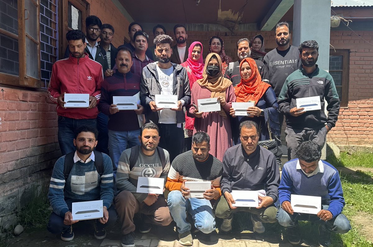 Recognizing their exceptional achievements in meeting Key Performance Indicators for MGNREGA & SBM-G, the supporting staff, comprising GRS, CICOs, and MISOs of block Singhpora and Sherabad Khore, were presented with Tabs. @diprjk @listenshahid @mingasherpa @jkrddpr