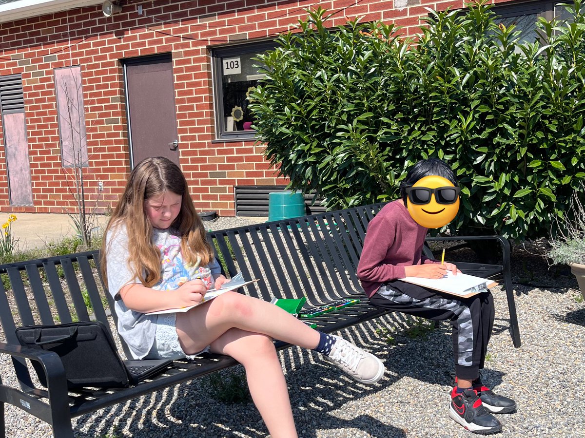 Gorgeous spring weather means art FLEX can take inspiration in our beautiful garden! <a href="/FSDVikings/">Farmingdale School</a> <a href="/FsdGarden/">FSDGarden</a>