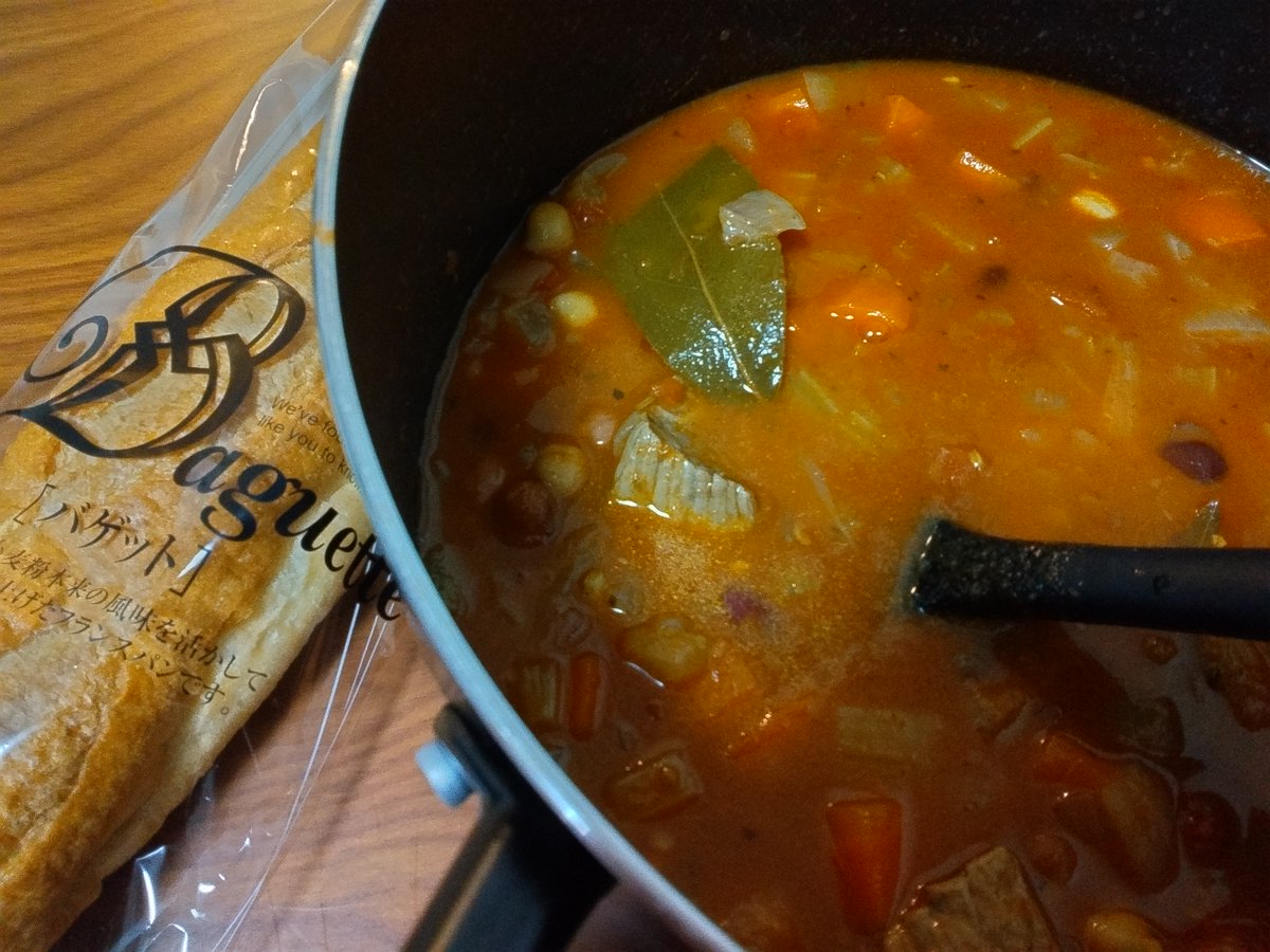 mitokolove's tweet photo. 牛肉と豆と野菜をチリで煮込みます
なんかの映画で鍋ごと食卓で食べるシーンがあったので
真似してドン！( *￣∇￣*) https://t.co/WNp7CttS8B