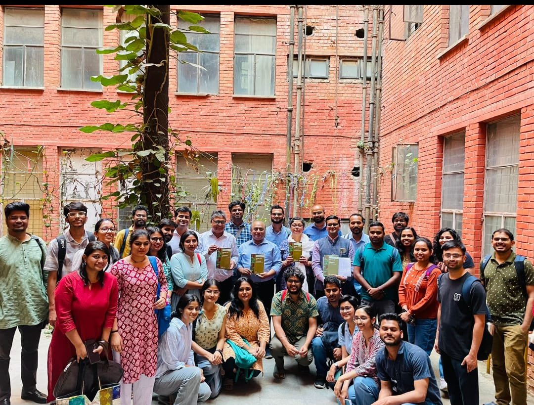sociologuesCSSS's tweet photo. Glimpses from Book Discussion. Discussion marked the beginning of Bhim Saptah in JNU. 
Book - कमजोर वर्ग का समाजशास्त्र  by @Prof Vivek Kumar
#JNU 
#CSSS https://t.co/zTjXskX4AN