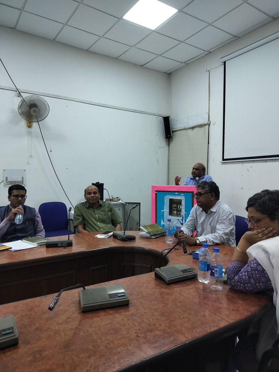 sociologuesCSSS's tweet photo. Glimpses from Book Discussion. Discussion marked the beginning of Bhim Saptah in JNU. 
Book - कमजोर वर्ग का समाजशास्त्र  by @Prof Vivek Kumar
#JNU 
#CSSS https://t.co/zTjXskX4AN