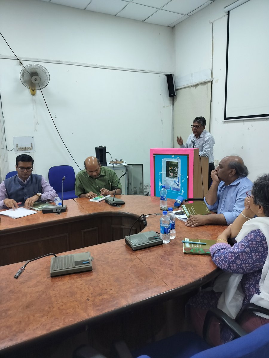 sociologuesCSSS's tweet photo. Glimpses from Book Discussion. Discussion marked the beginning of Bhim Saptah in JNU. 
Book - कमजोर वर्ग का समाजशास्त्र  by @Prof Vivek Kumar
#JNU 
#CSSS https://t.co/zTjXskX4AN