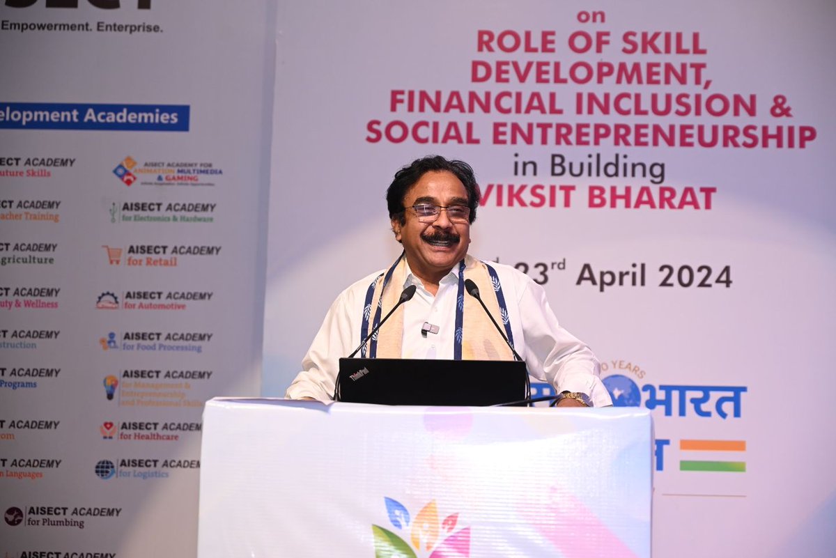 आईसेक्ट समर्थ भारत कॉन्क्लेव 2024 के पहले दिन के शाम के सत्र में डॉ. राजीव अग्रवाल का मोटिवेशनल सेशन “स्ट्रेटजी टू इन्हेंस सेल्स” प्रमुख आकर्षण रहा। इसमें उन्होंने उद्यमियों को अपने कार्य को बेहतर बनाने के कई टिप्स अनूठे अंदाज और रोचक उदाहरणों के साथ दिए।
#AISECT