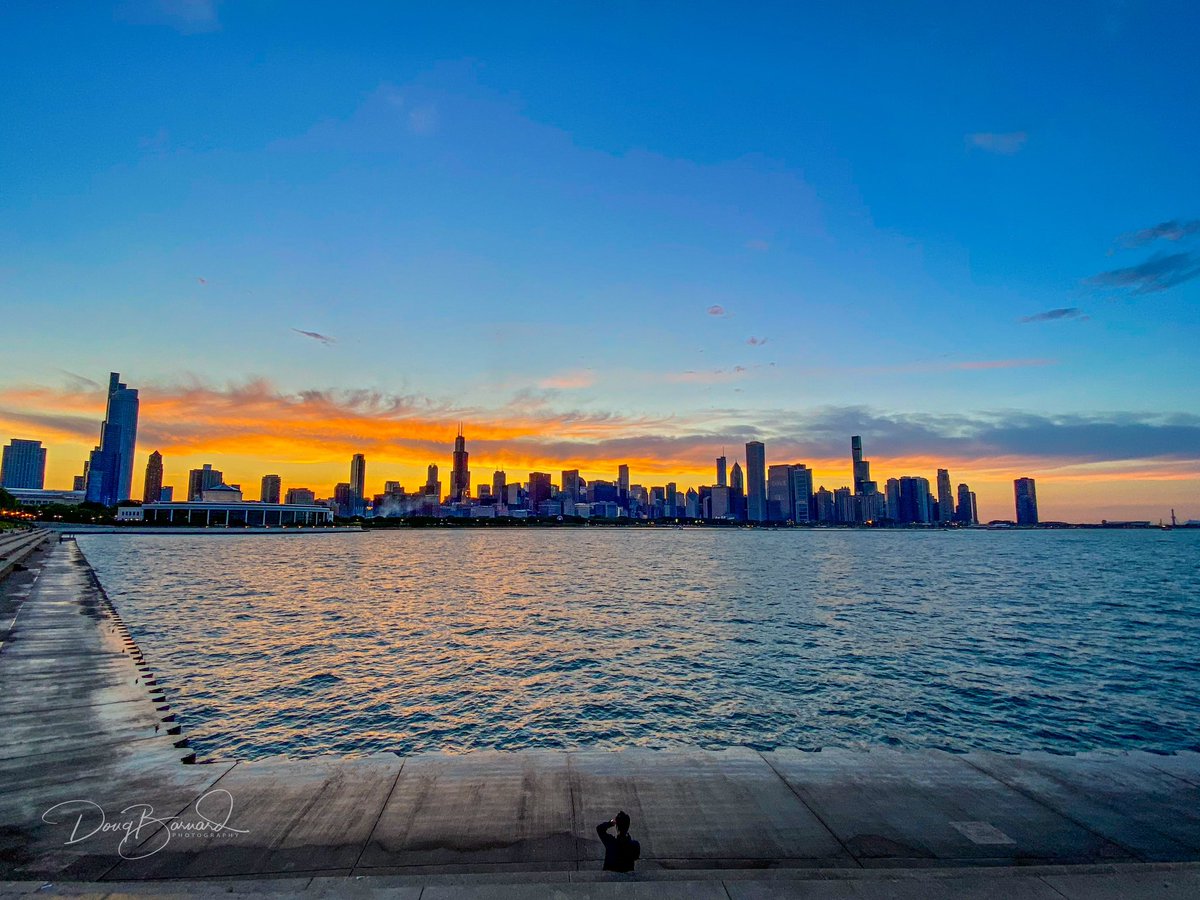 Setting sun over the Chicago Skyline
#Sunset #Skyline #chicago #illinois #windycity #LakeMichigan #CanonUSA #potd #Cityscape #USA #Midwest