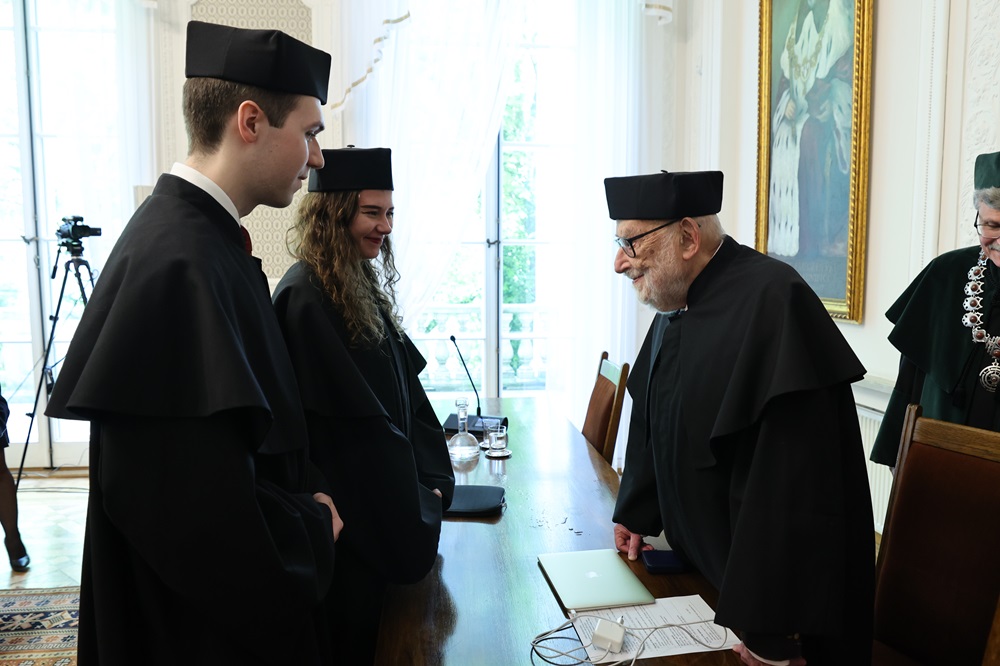 Wybitny fizyk prof. François Englert został uhonorowany tytułem doktora honoris causa #UW. Belgijski naukowiec wielokrotnie współpracował z badaczami z @physics_UW, wspierał rozwój nowatorskich projektów oraz angażował się w kształcenie kolejnych pokoleń fizyków.