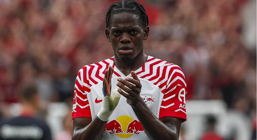 PPltransfers's tweet photo. 🚨 Manchester United have been monitoring Castello Lukeba's performances at RB Leipzig for several weeks. His €70M release clause is valid from 2025. #MUFC🔴 #Leipzig⚪️🔴 

(Source: @sebnonda) https://t.co/lh1smJpbGV
